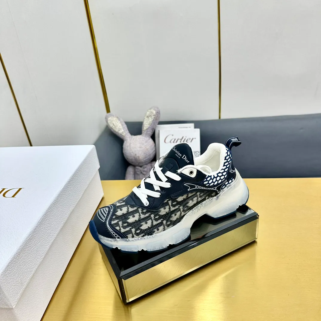 👟👟Ex-factory price 700👟👟 Top version 🌟🌟Dior 2024 spring and summer catwalk new style Vibe iconic fashion modern sports dad shoes CD letter logo Oblique printed pattern lace-up color-blocking thick-soled running shoes Stars' same jelly color casual women's shoes The top high-end version on the market Material: The upper is made of special technology with mesh fabric spliced with metal cowhide + environmentally friendly breathable fabric lining + original molded Tpu combination outsole. Bottom thickness: 4CM Size: 35-40 standard code (34.41 customization is not returnable)